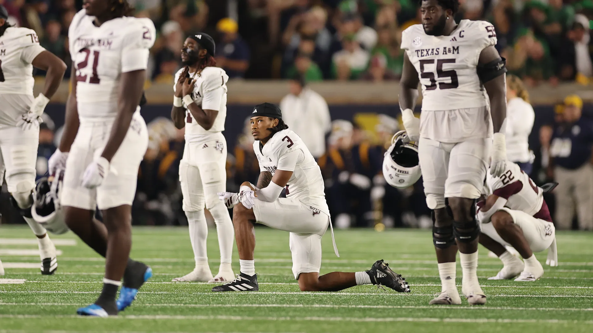 Durante questi momenti di attesa, i giocatori di Texas A&M sono usciti dalla sideline e si sono inginocchiati in segno di solidarietà
