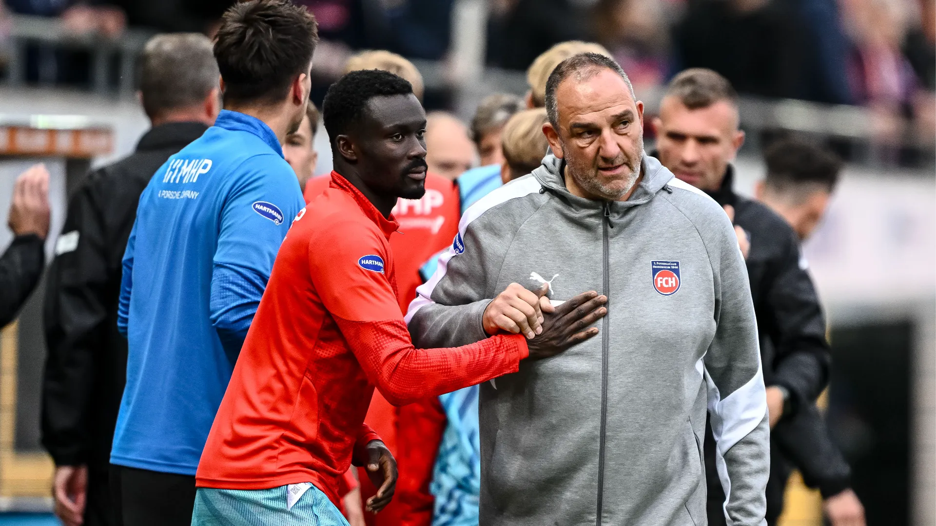 Attimi di grande paura durante la sfida tra 1. FC Heidenheim e FC Augsburg

