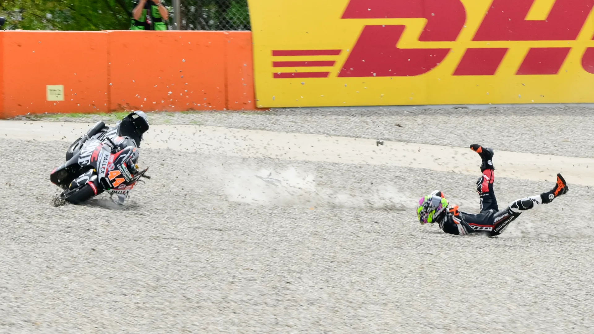 Il valenciano ha perso il controllo della sua moto alla curva 7, ed è stato protagonista di un agghiacciante incidente