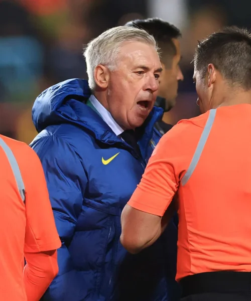 Carlo Ancelotti furioso: faccia a faccia con l’arbitro, le foto