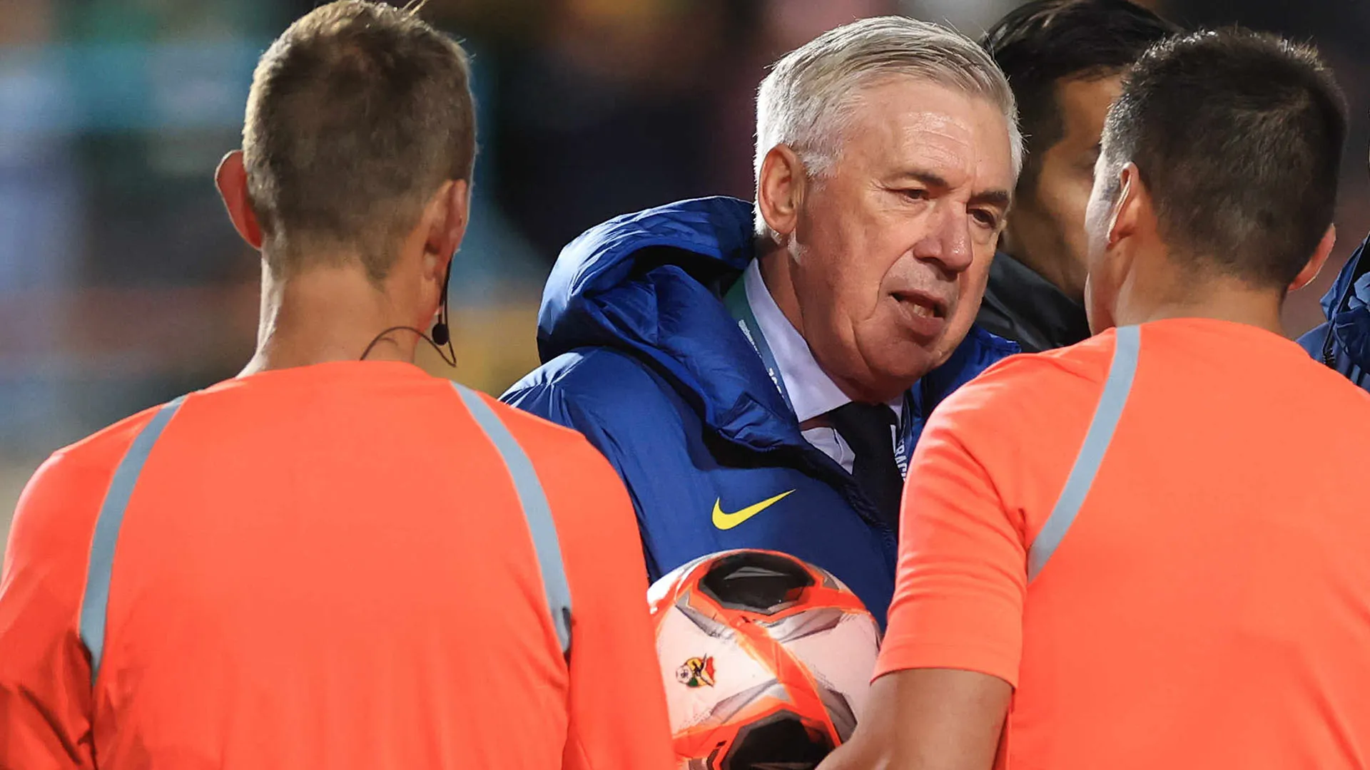 Carlo Ancelotti furioso: faccia a faccia con l'arbitro
