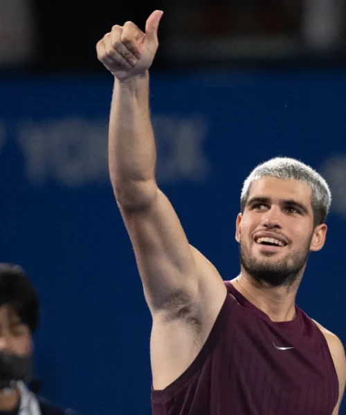 Carlos Alcaraz rimonta Casper Ruud e vola in finale a Tokyo