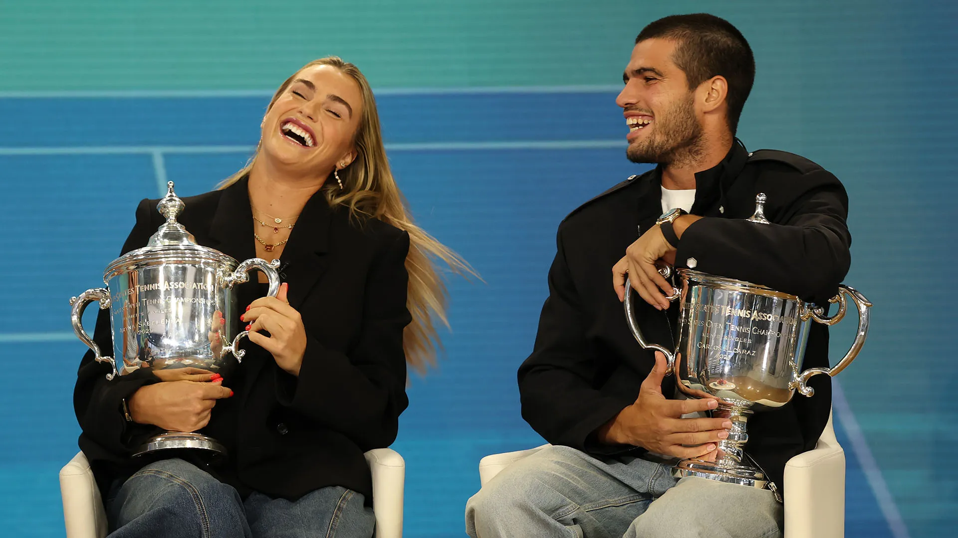 Sabalenka imbarazzata si è messa a ridere, mentre Alcaraz ha fatto finta di lasciare lo studio