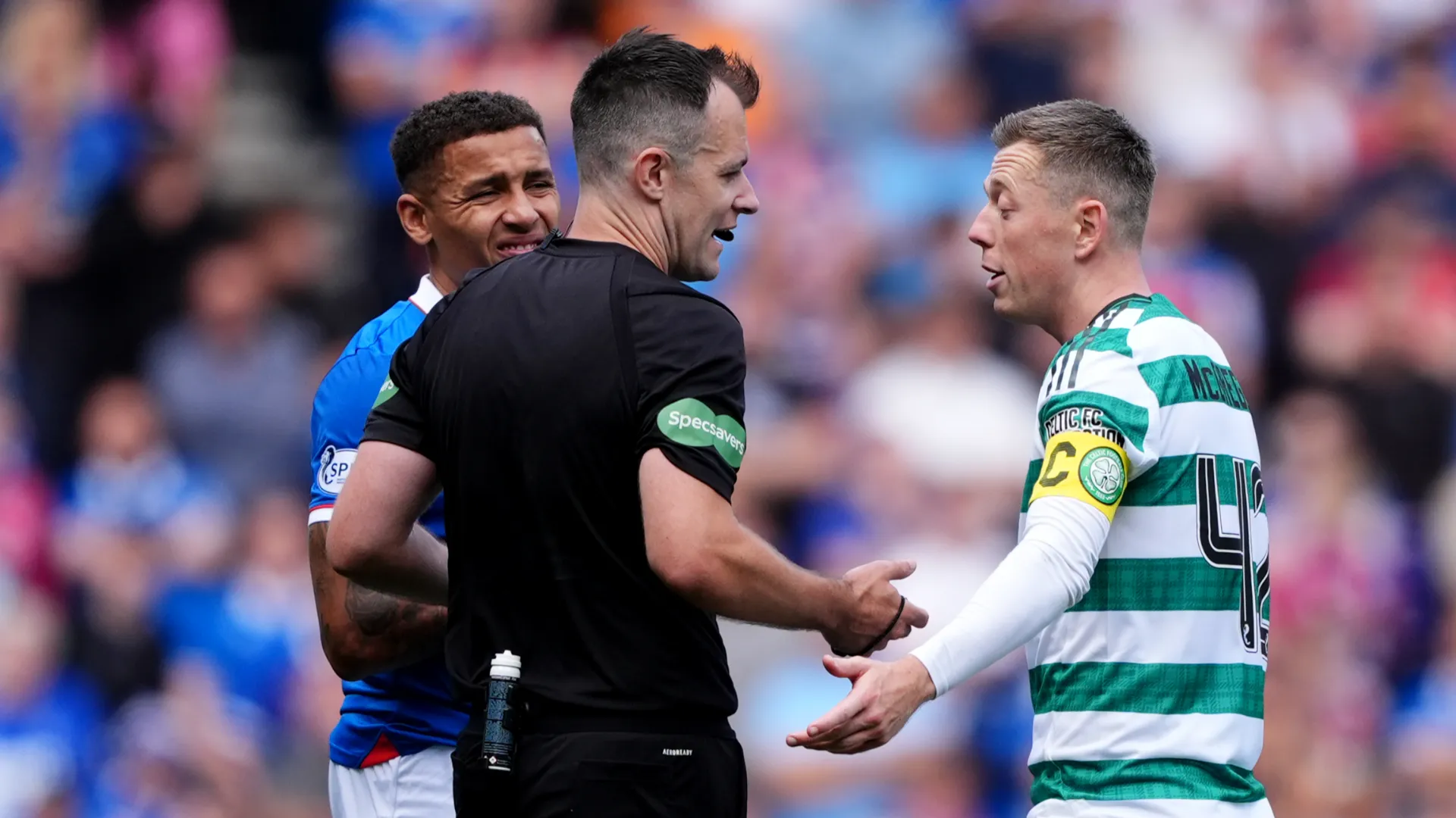 Nervi tesissimi durante la partita tra Celtic e Rangers