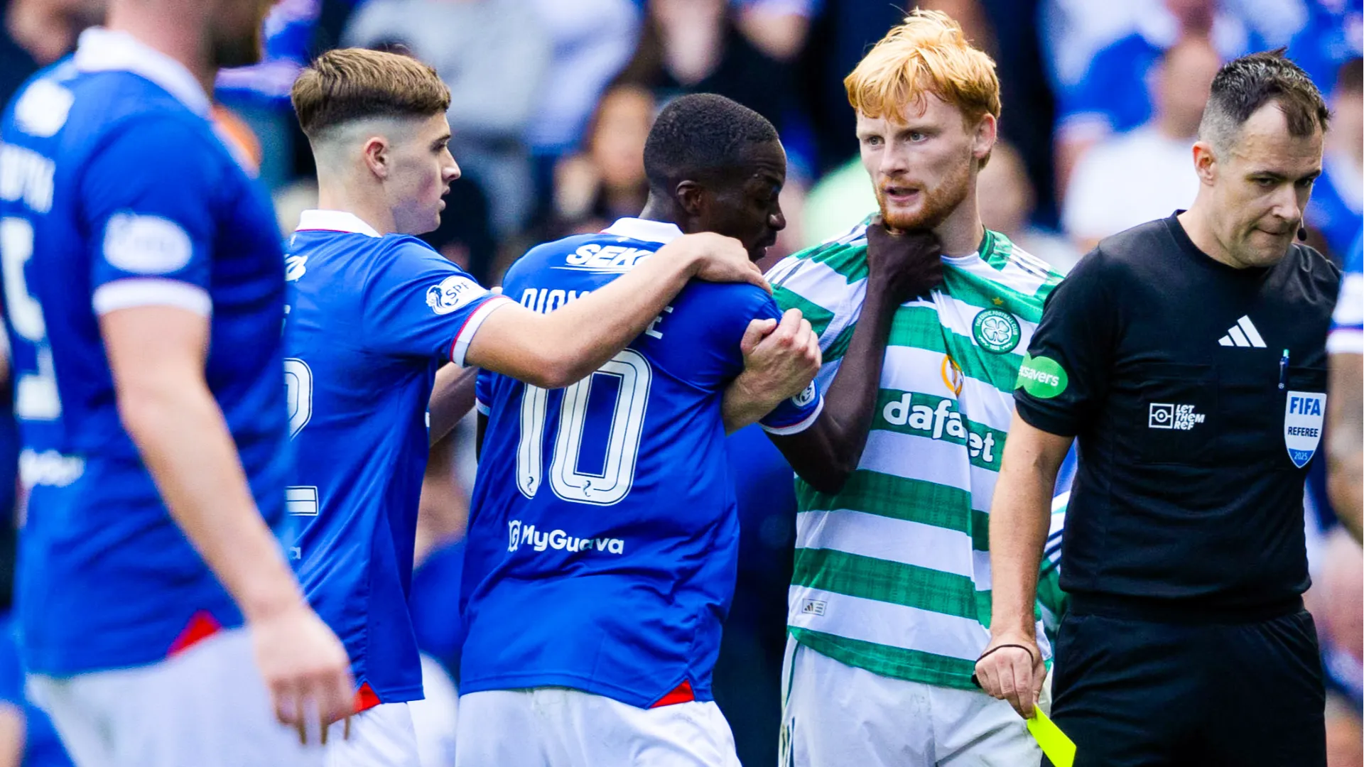 Dopo un contrasto, Mohamed Diomande se l'è presa con Liam Scales