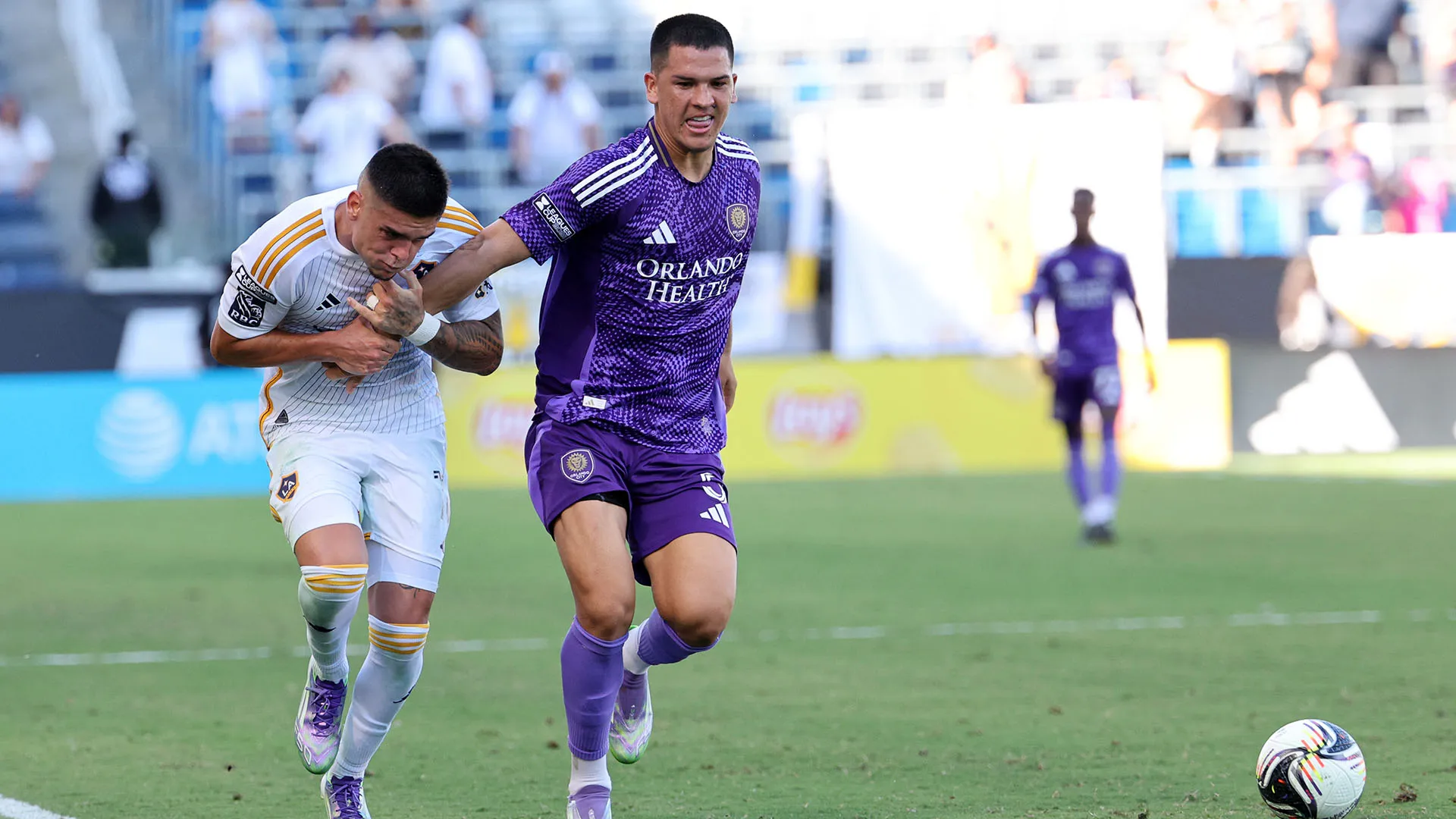 César Araújo furioso con Gabriel Pec durante Los Angeles Galaxy-Orlando City