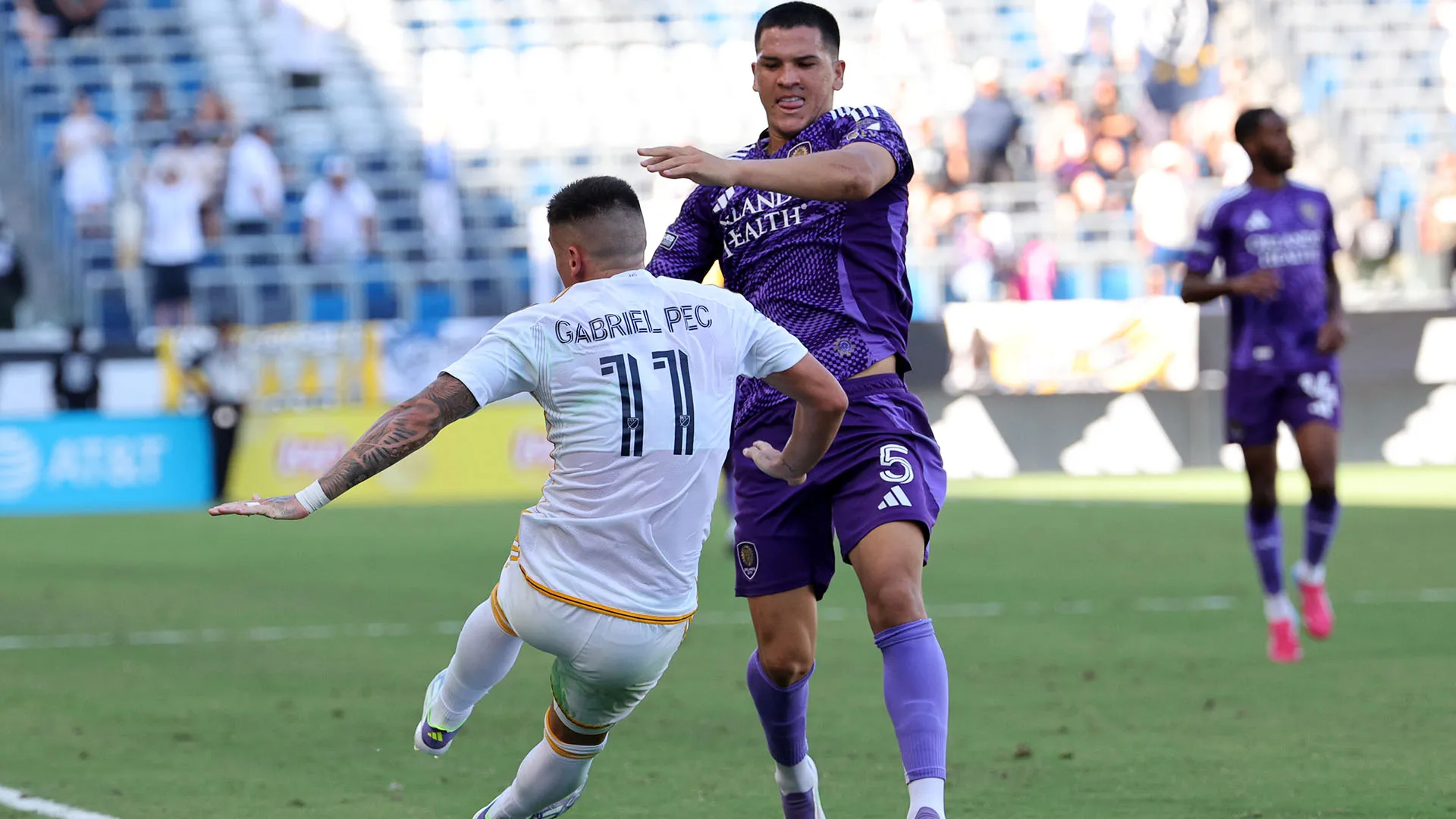Il calciatore dei Los Angeles Galaxy è stato poi scaraventato a terra