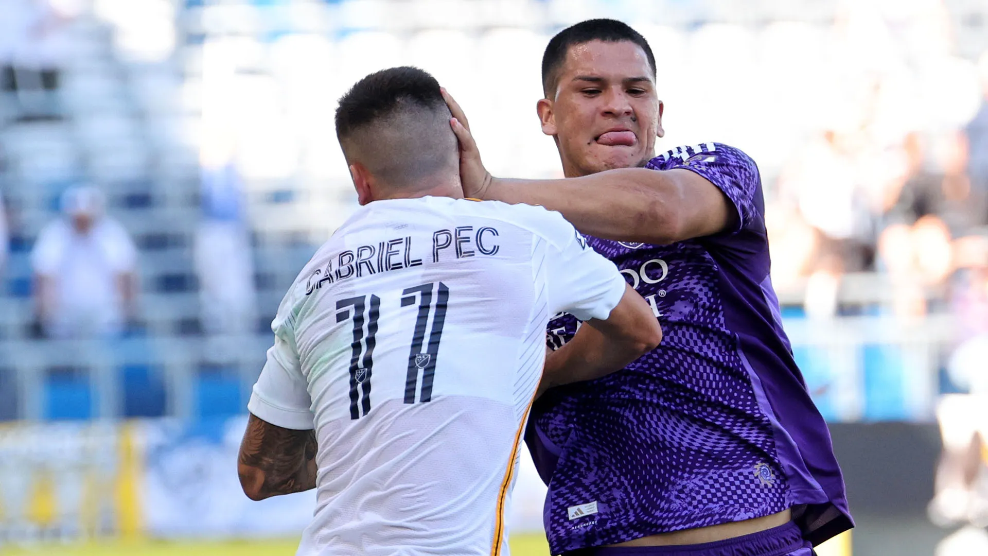Gabriel Pec è stato anche colpito al volto dal suo avversario