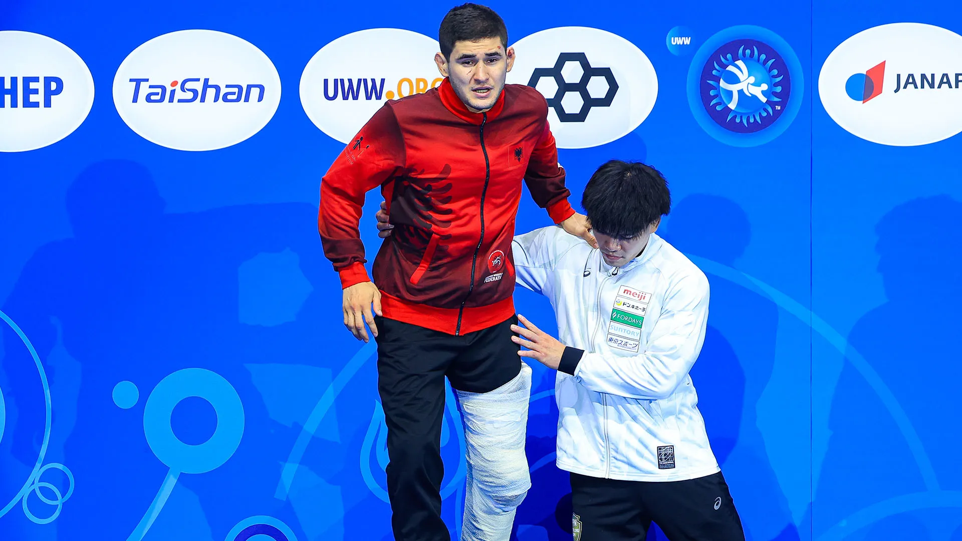 La medaglia d'oro Kota Takahashi lo ha aiutato a salire sul podio con la gamba ingessata