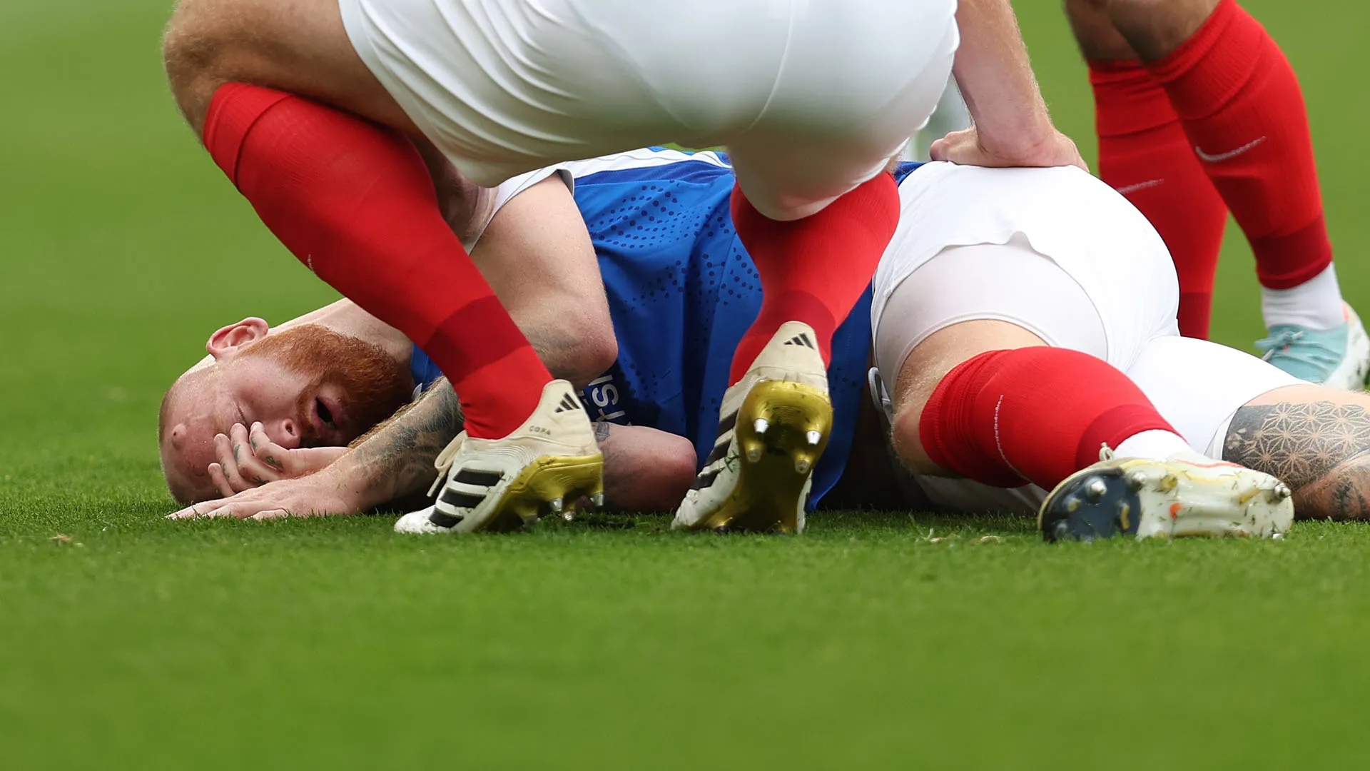 L'arbitro ha ovviamente interrotto il match per permettere le cure al difensore