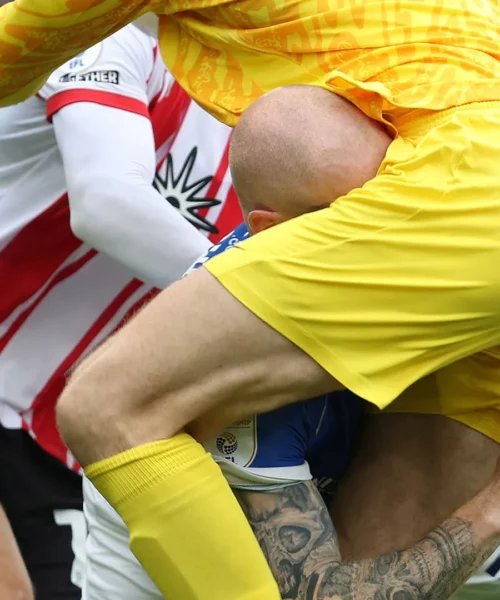 Schianto pauroso tra i due calciatori: grande paura. Foto