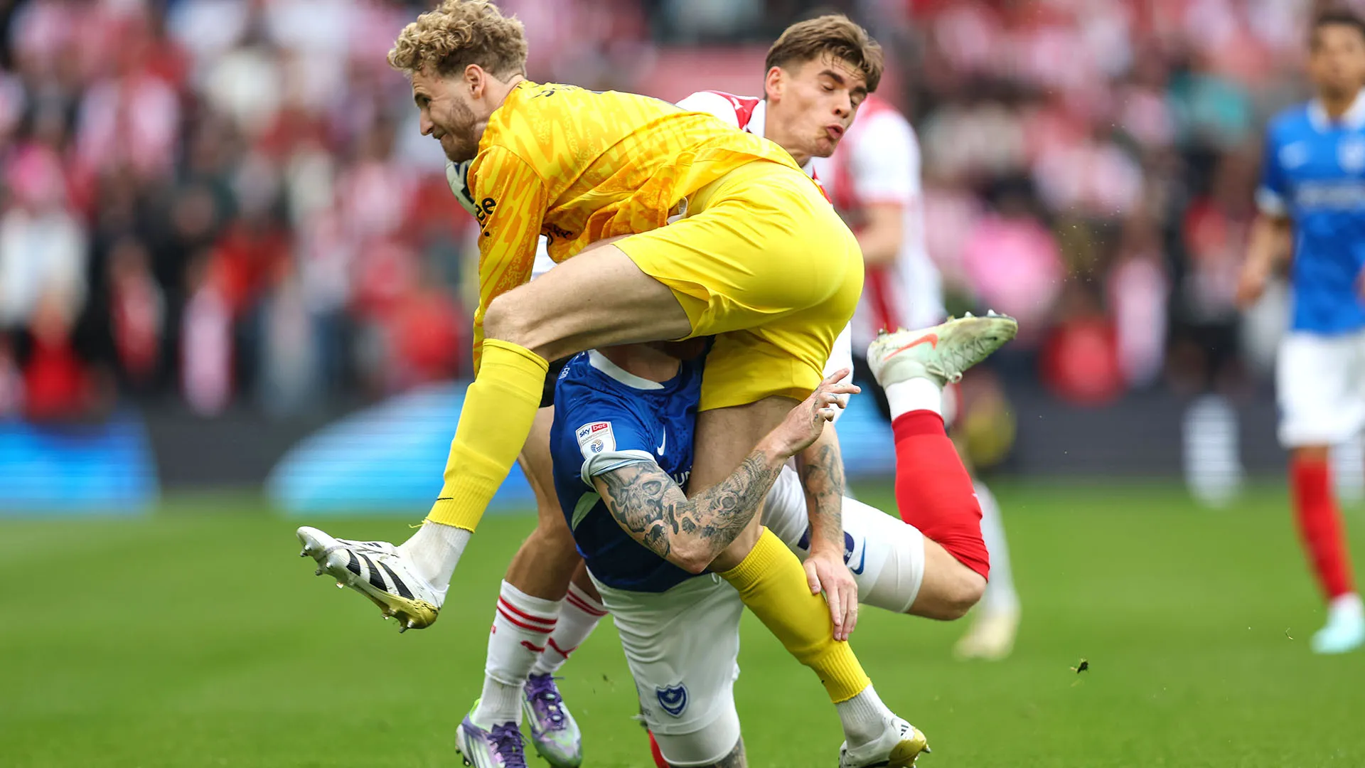 Schmidt è uscito a grande velocità e ha travolto il suo compagno di squadra Connor Ogilvie e Tom Fellows del Southampton