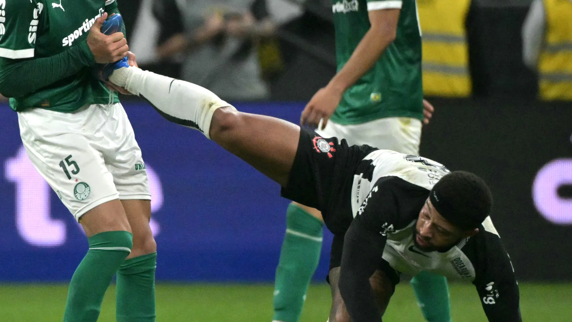 Memphis Depay è stato letteralmente ribaltato da Gustavo Gomez
