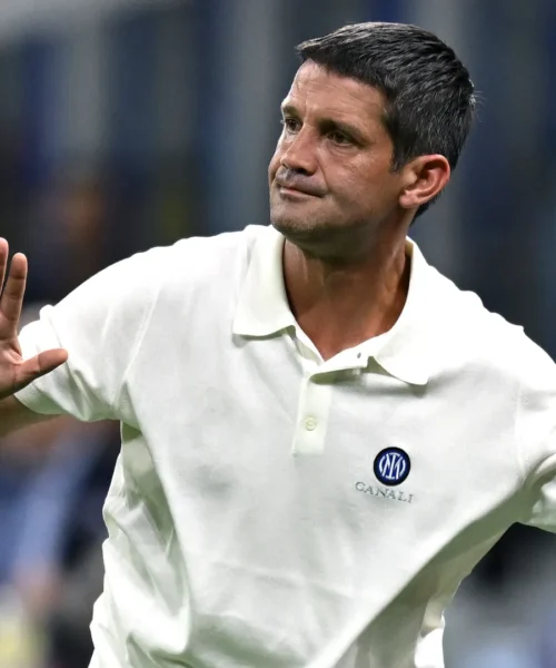 Cristian Chivu tiene Francesco Pio Esposito con i piedi per terra