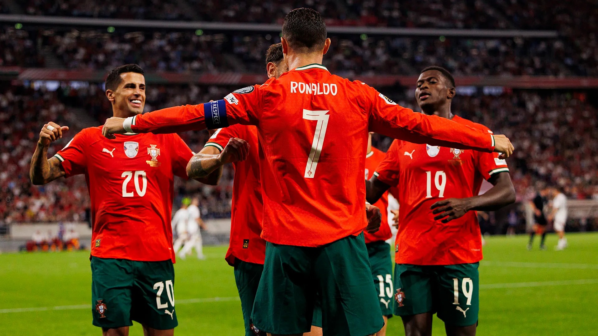 Con la maglia della selezione del suo Paese ha giocato 223 partite, segnando 141 reti