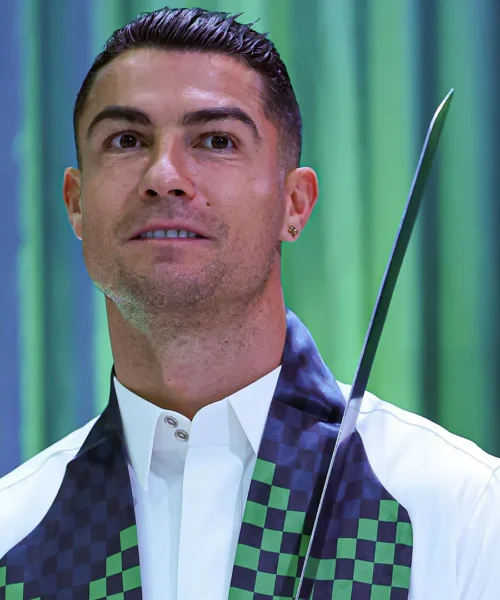 Cristiano Ronaldo si presenta con una spada: le foto