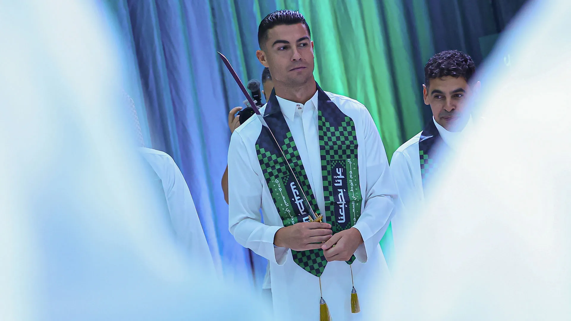 Ronaldo è vestito con un thobe tradizionale bianco