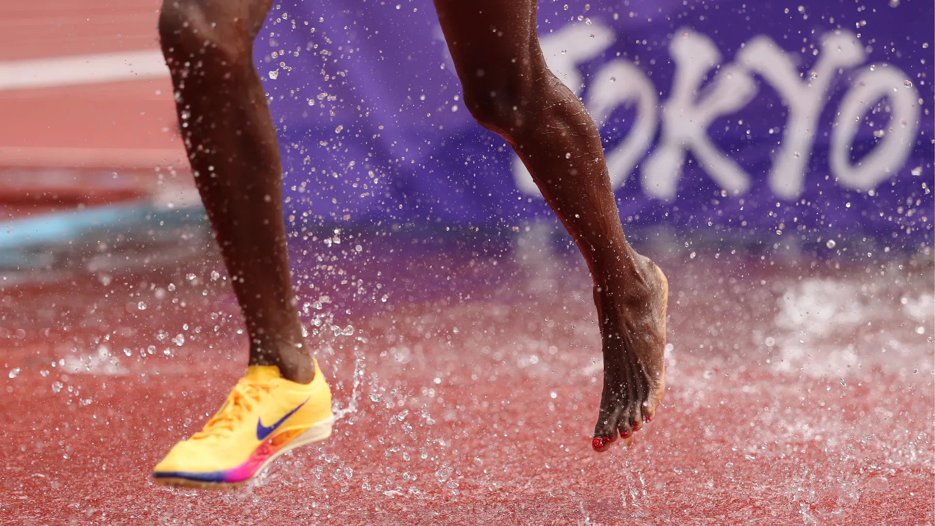 Non dev'essere stato facile correre metà gara con una sola scarpa
