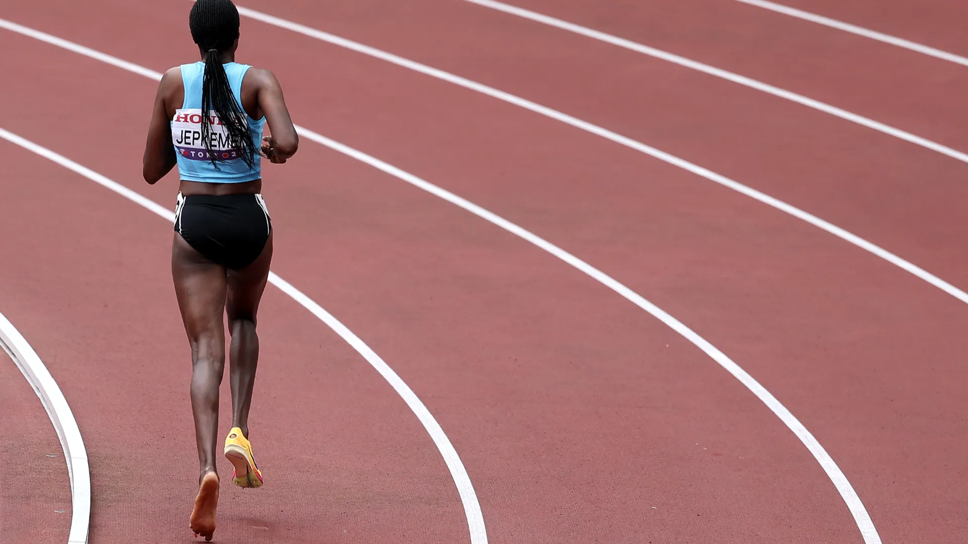 Daisy Jepkemei stava correndo il turno preliminare dei 3000 metri siepi quando ha perso una scarpa
