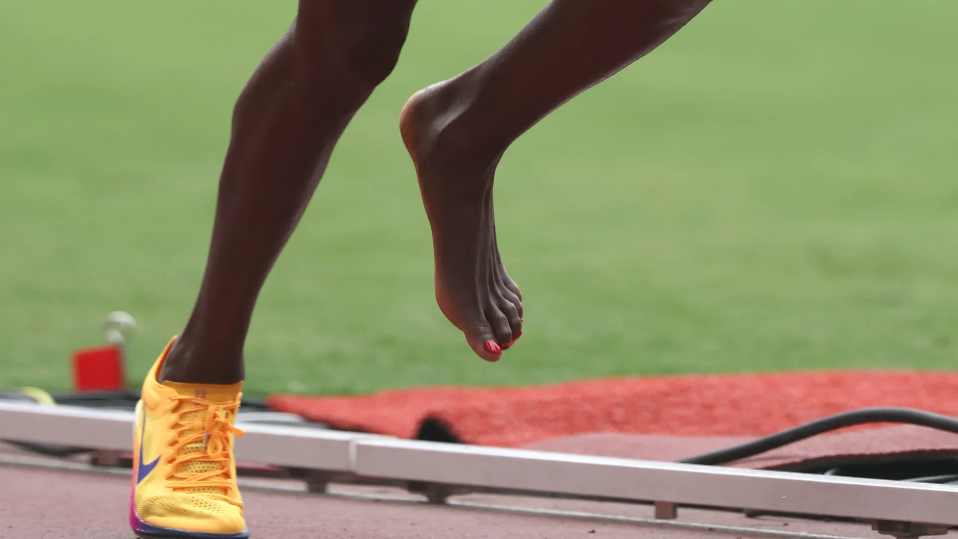 A metà gara la campionessa ha perso la scarpa ma ha deciso di continuare a correre
