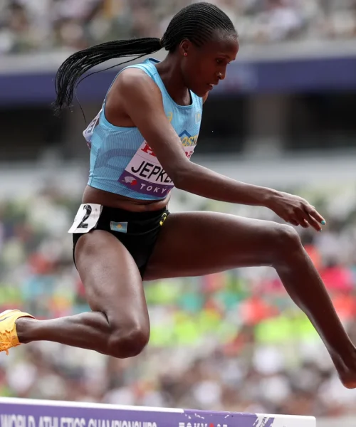 La campionessa corre con una scarpa sola: scena insolita a Tokyo. Foto