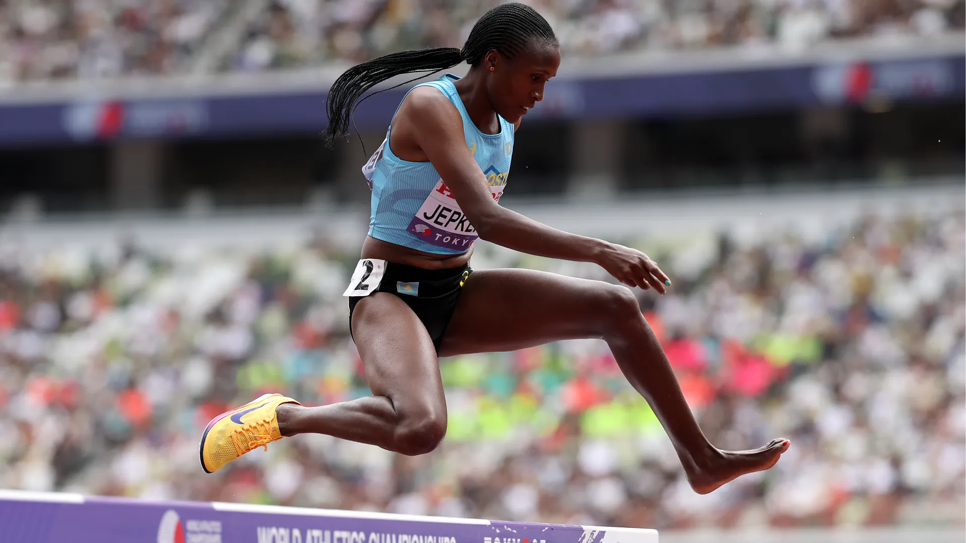 La campionessa corre con una scarpa sola: scena insolita a Tokyo
