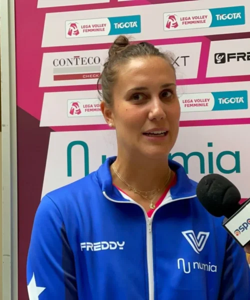 Anna Danesi va sotto rete con Jannik Sinner: “Sta dando un grande messaggio”
