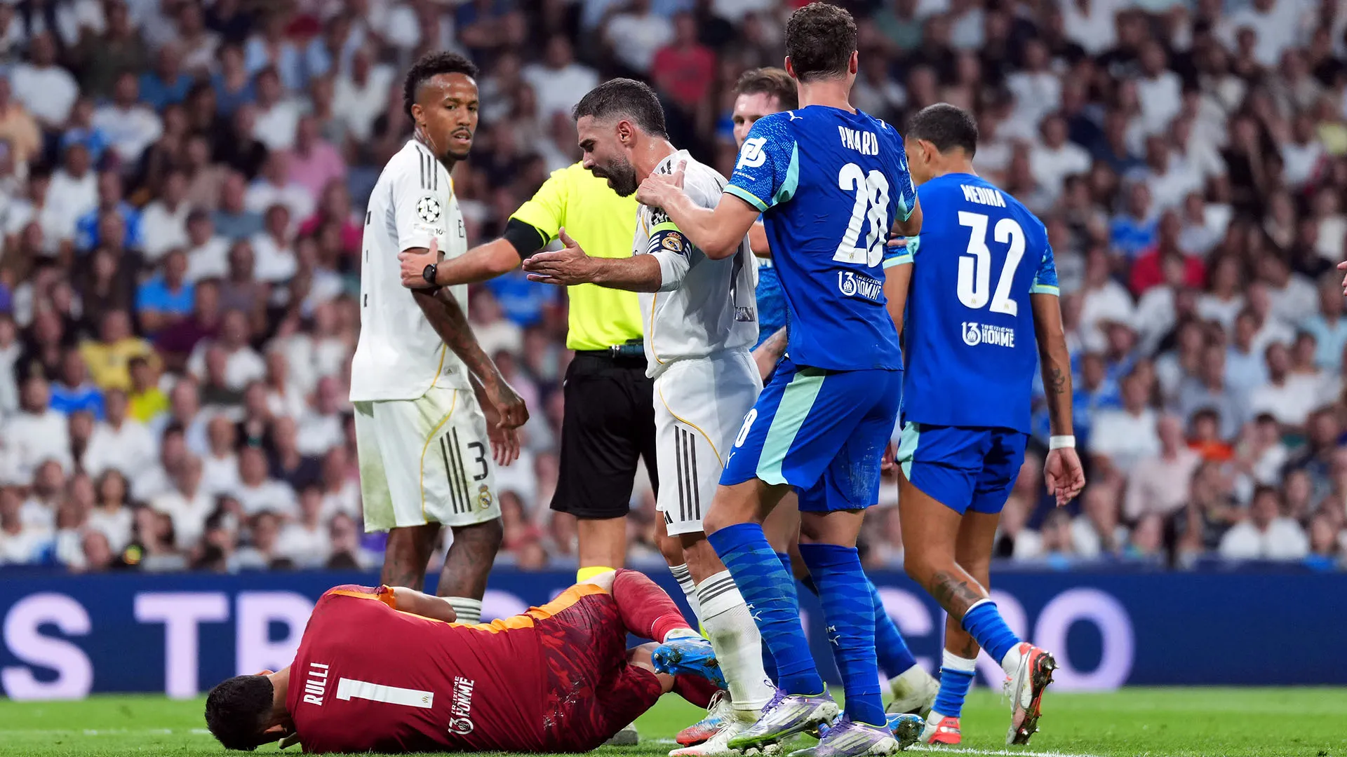 L'arbitro era girato e non si è accorto di nulla...