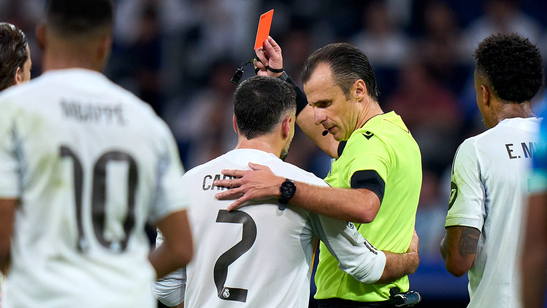 L'arbitro, dopo il consulto con il VAR, ha cacciato dal campo Carvajal