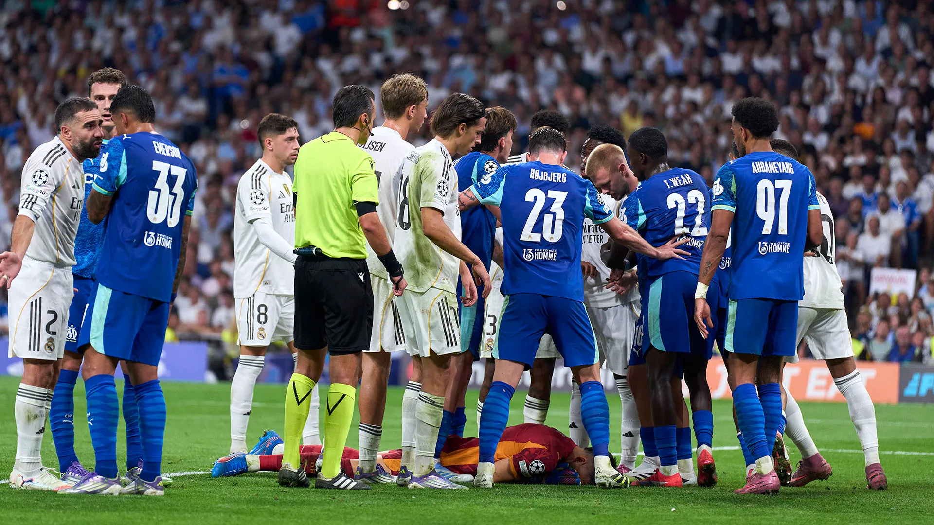 Sono intervenuti molti calciatori per verificare le condizioni di Rulli