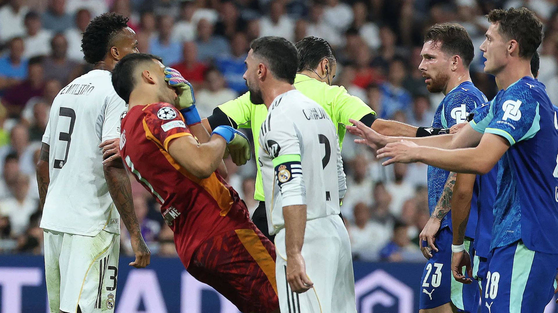 Il portiere è caduto a terra dolorante e sono intervenuti anche alcuni suoi compagni
