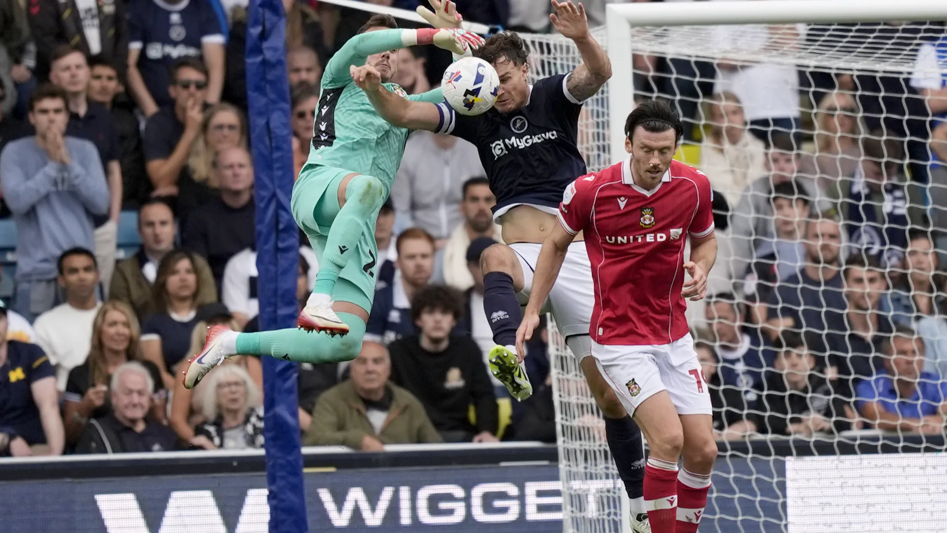 Nello scontro Danny Ward ha ricevuto anche una brutta botta al gomito