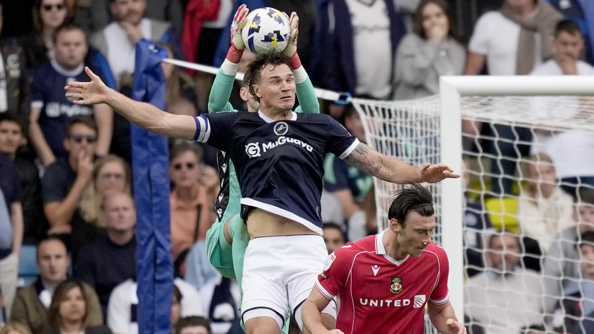 Il portiere è uscito dalla porta per intercettare un pallone aereo
