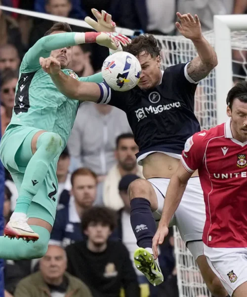 Tremendo infortunio per il portiere: esce dal campo in barella. Le foto
