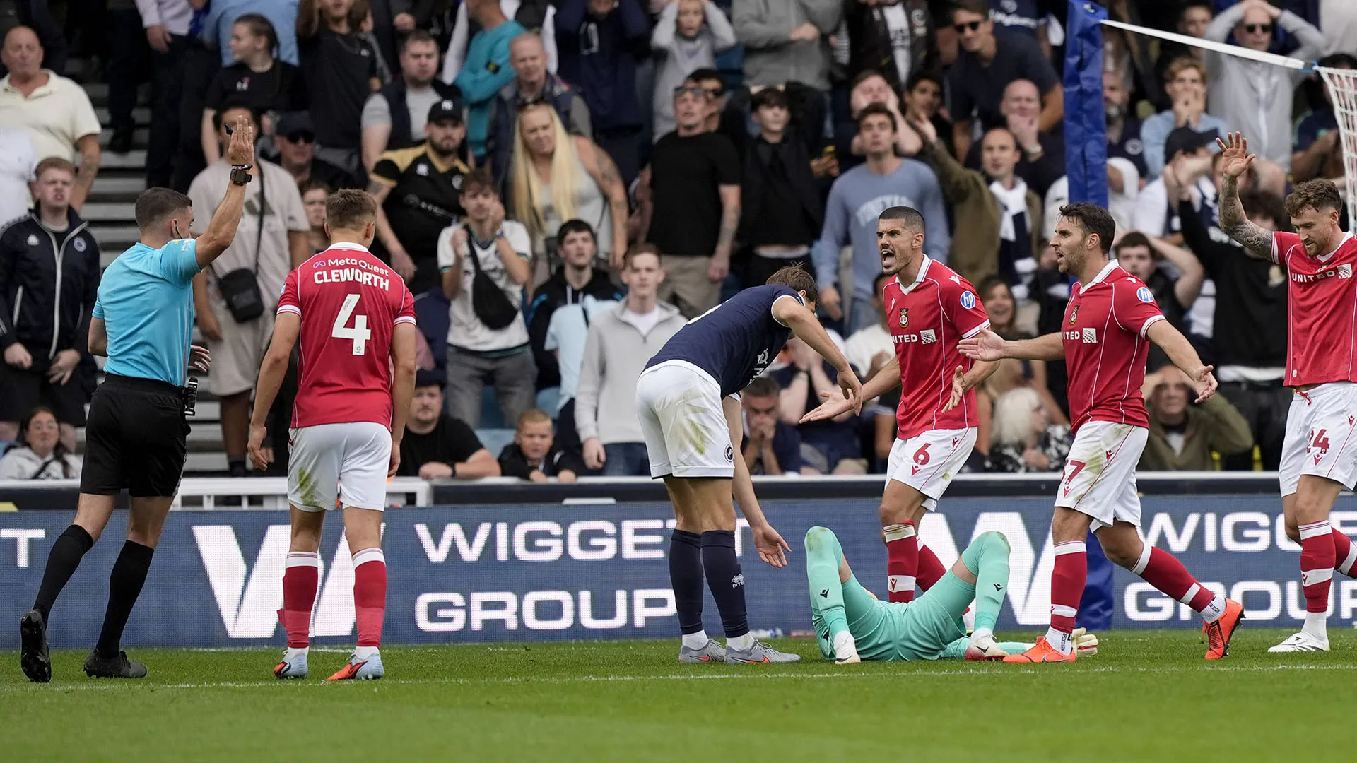 Durissimo il colpo subìto da Danny Ward durante Millwall-Wrexham
