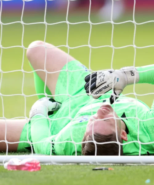Portiere ko dopo un colpo alle parti intime: le foto