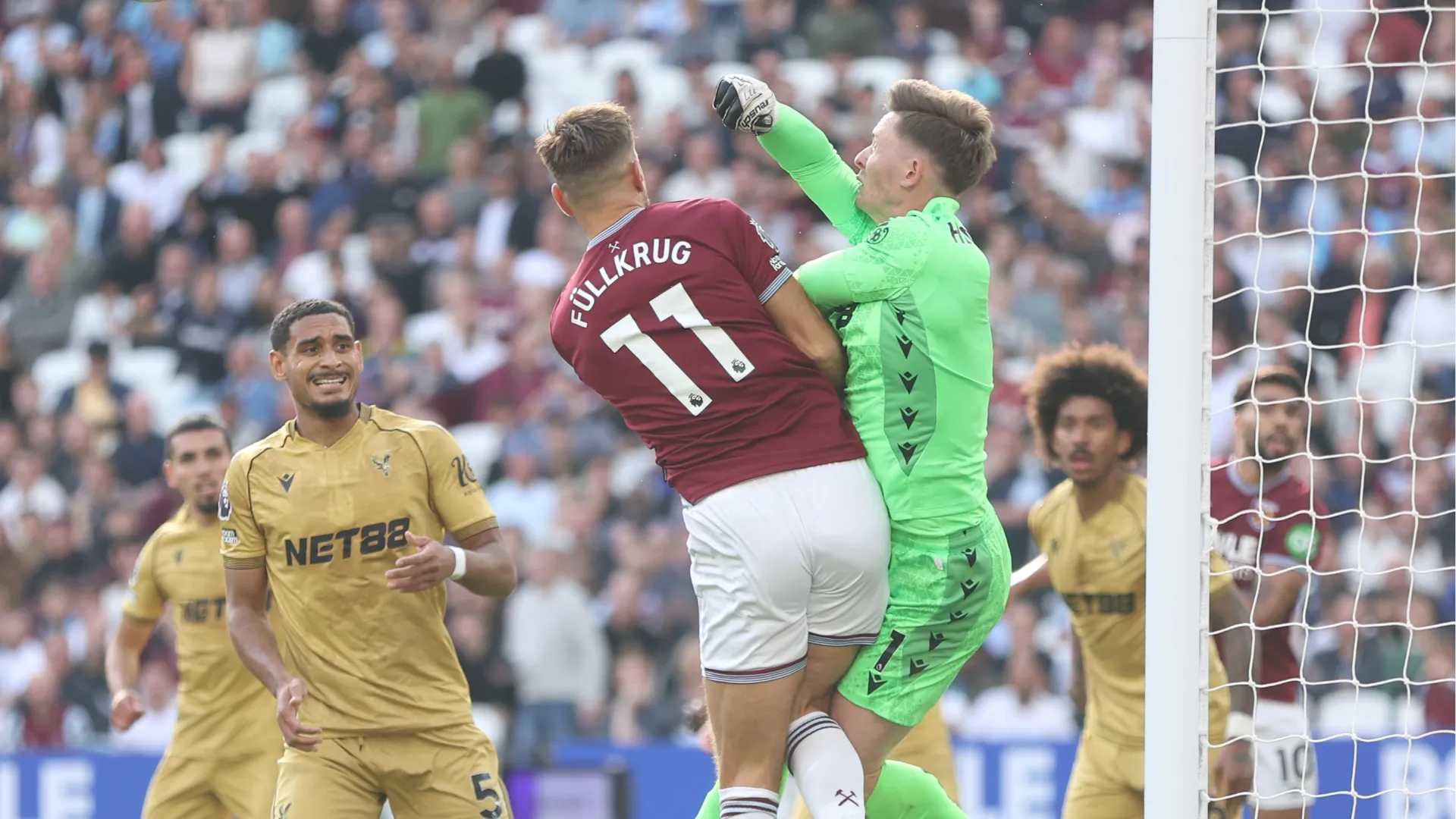 L'attaccante tedesco ha urtato involontariamente le parti intime del portiere
