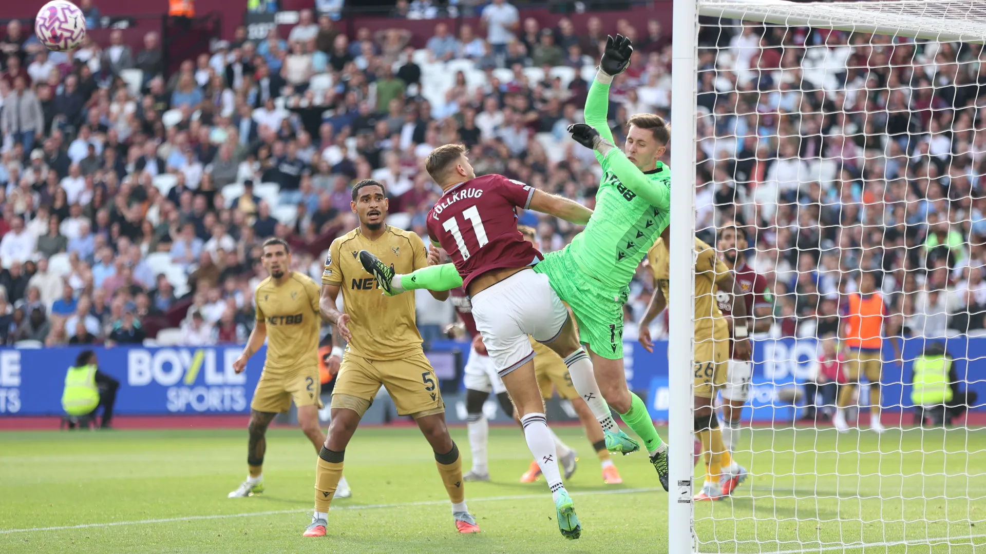 Henderson si è immediatamente accasciato a terra dolorante
