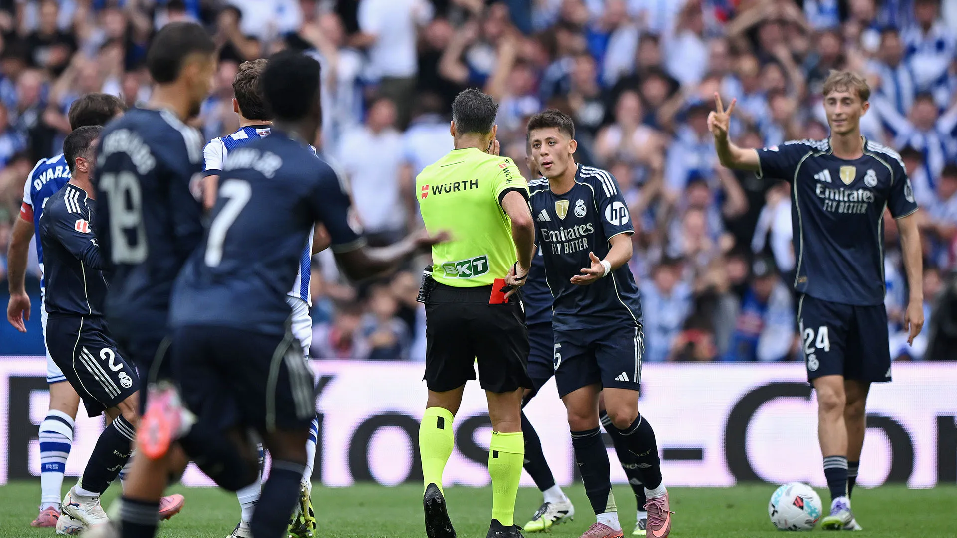 L'ex Bournemouth ha atterrato Oyarzabal che si stava dirigendo verso la porta di Courtois
