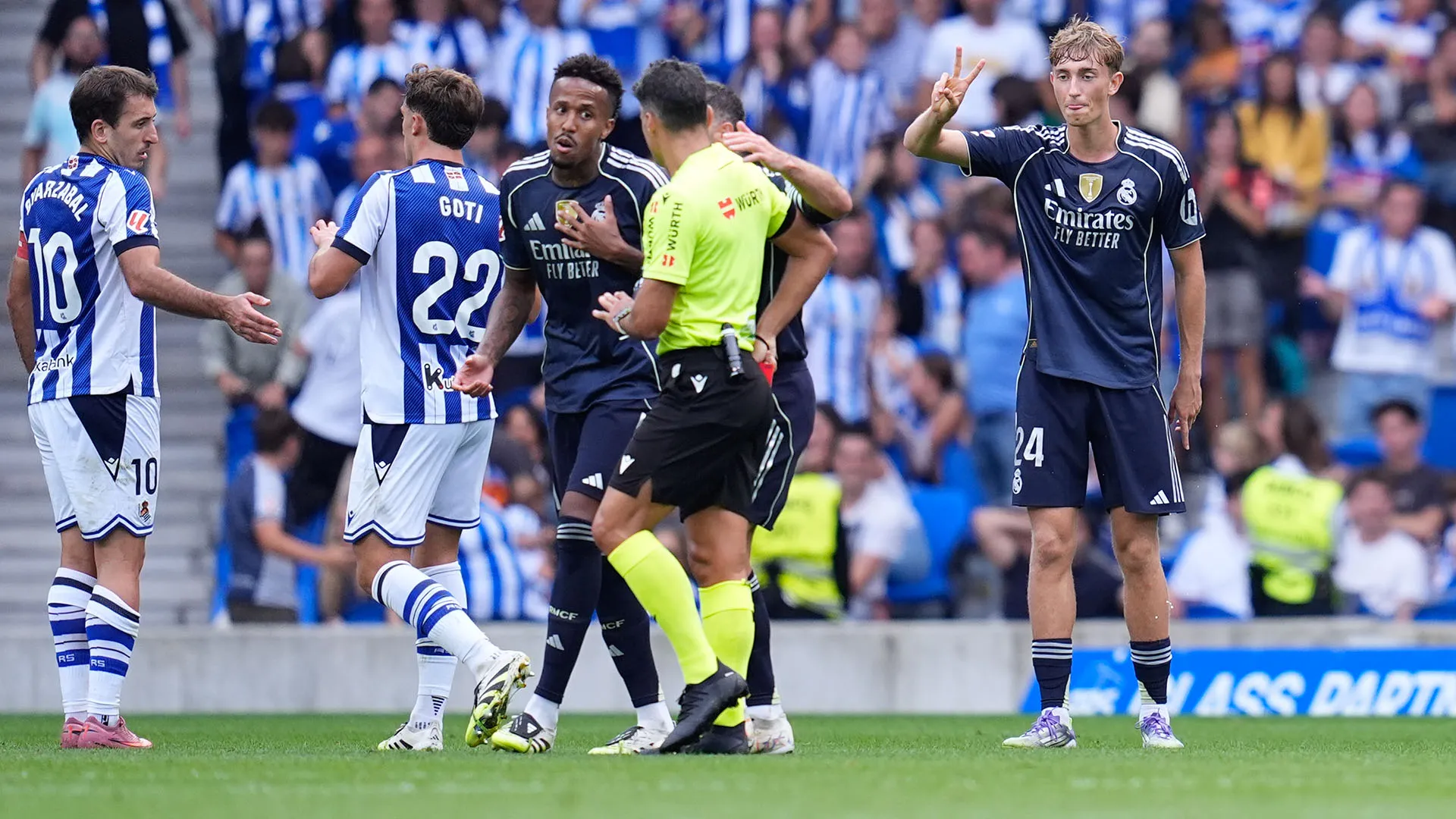 Il giovane difensore è stato espulso durante il primo tempo della sfida con la Real Sociedad
