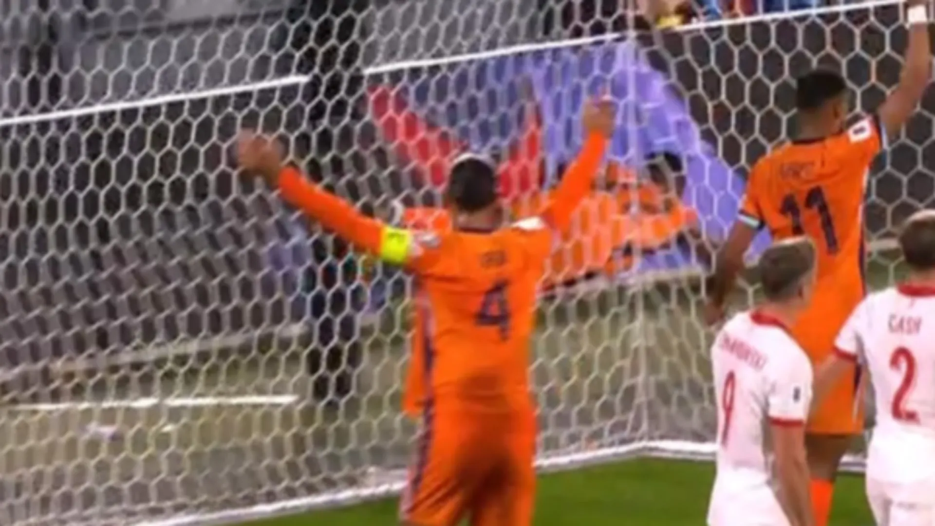 Dopo il gol, il terzino è scivolato e si è scontrato con i cartelloni
