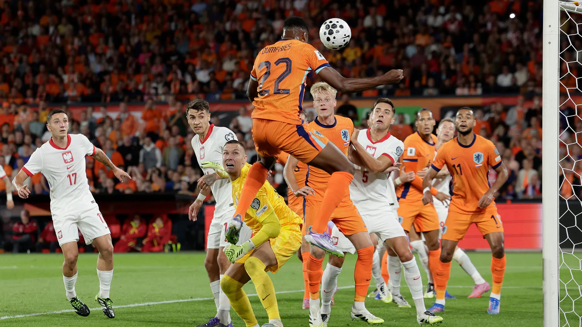 Dumfries ha sfruttato l'errore del portiere Skorupski e ha segnato di testa
