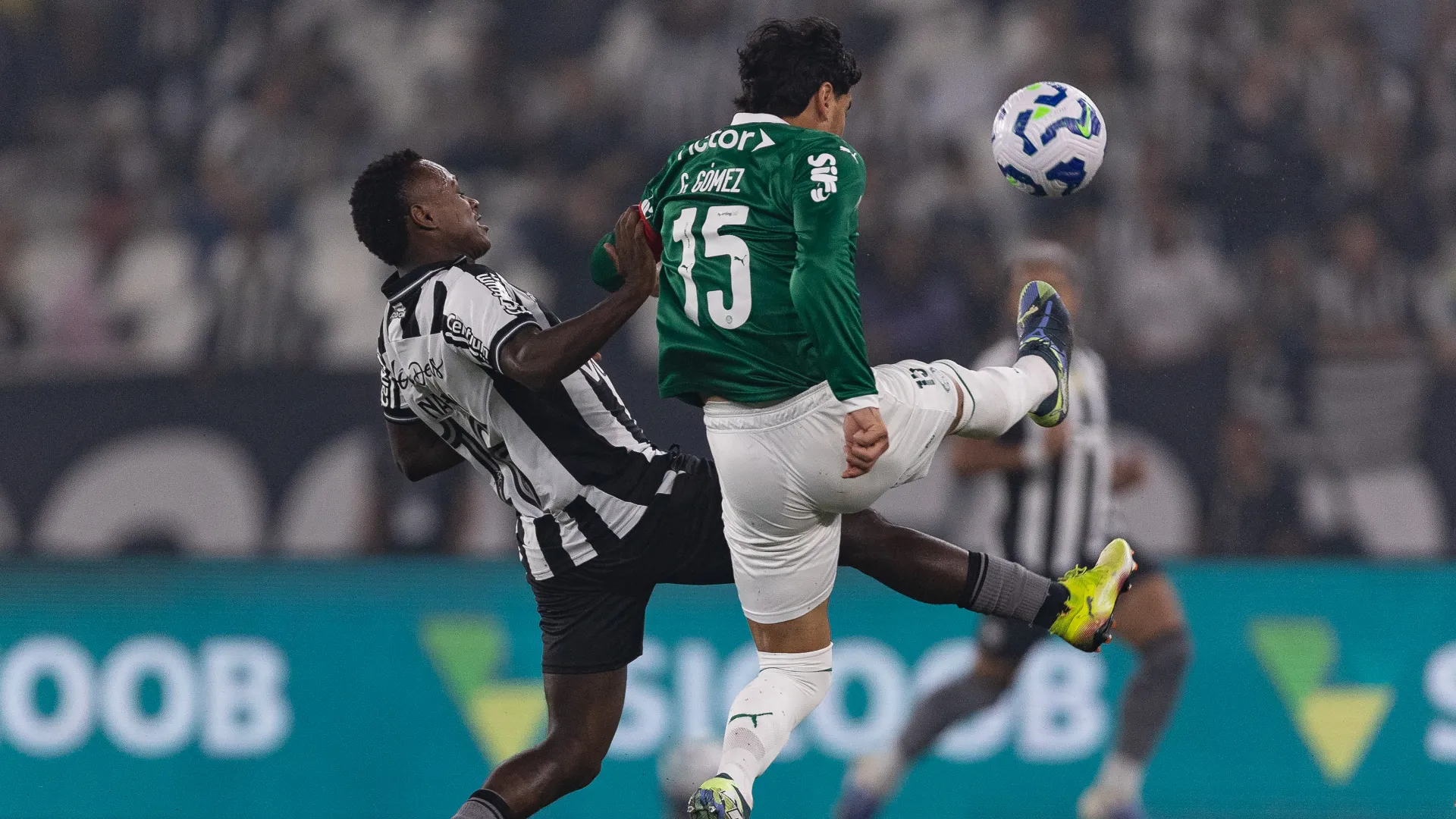 Gustavo Gomez è spesso protagonista di interventi al limite
