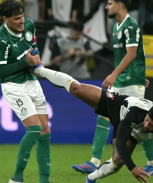 Mossa di wrestling contro Memphis Depay (che non la prende bene): le foto
