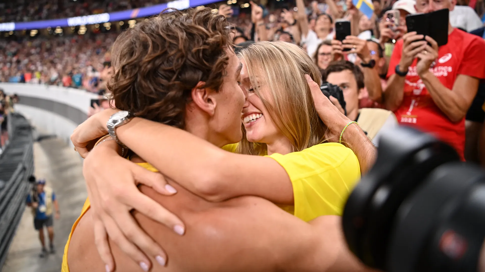 Per festeggiare l'incredibile traguardo, il campione si è lasciato ad un momento di tenerezza con la sua fidanzata
