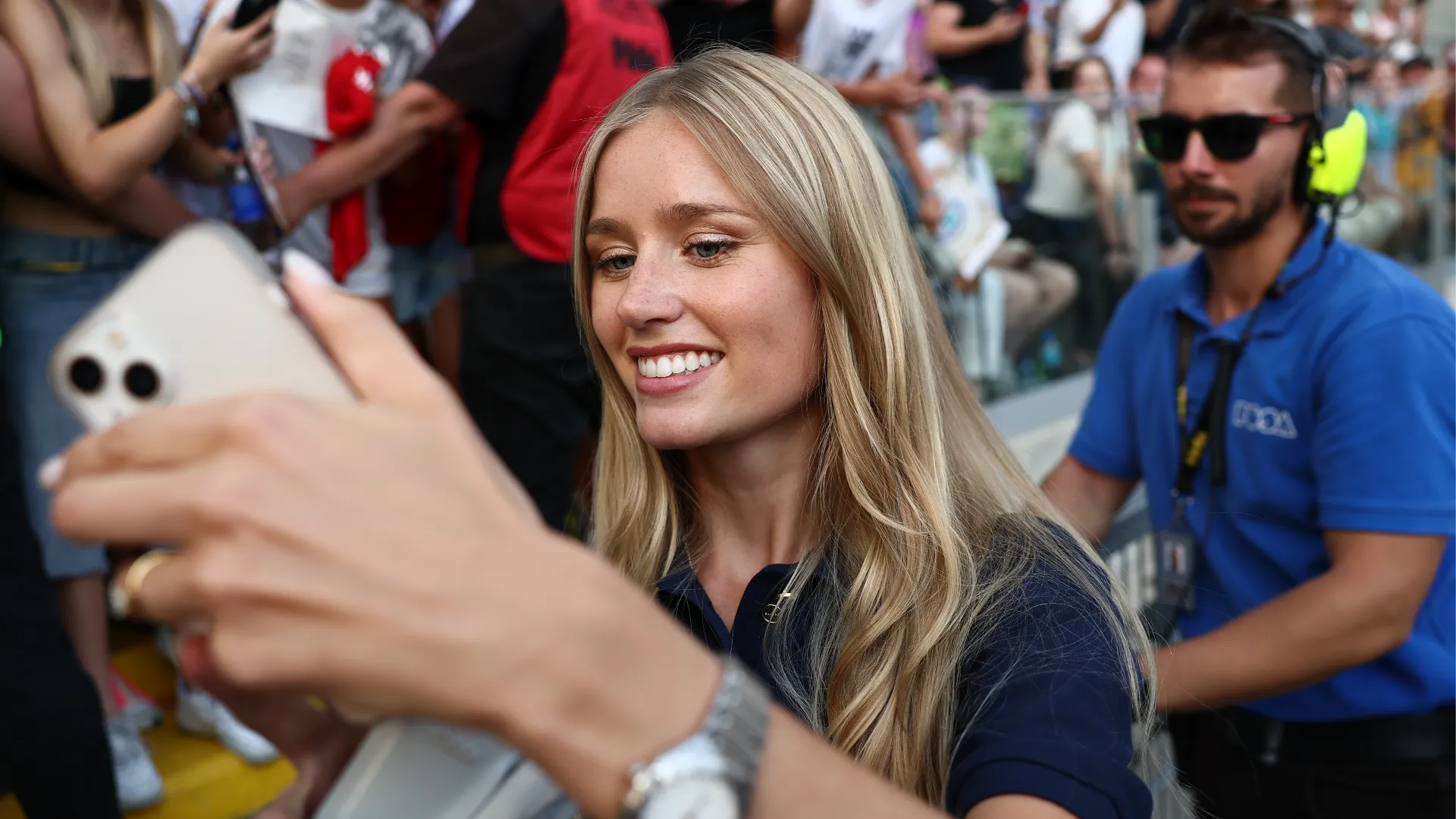 Sui social posta spesso contenuti relativi a moda, lifestyle e bellezza
