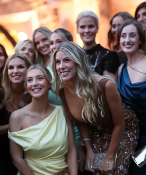 Le mogli dei golfisti rubano la scena alla cerimonia della Ryder Cup: foto