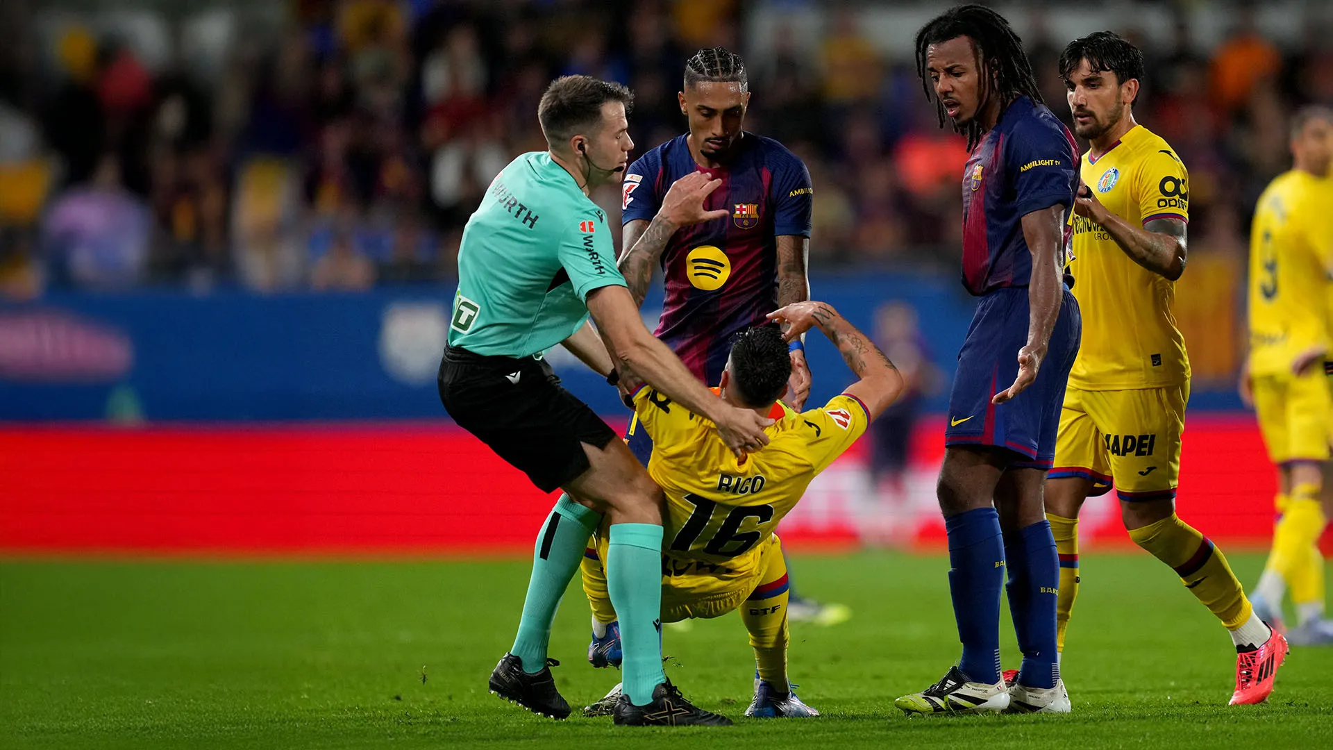 Raphinha, già ammonito dall'arbitro in precedenza, non è stato espulso, scatenando le polemiche del Getafe