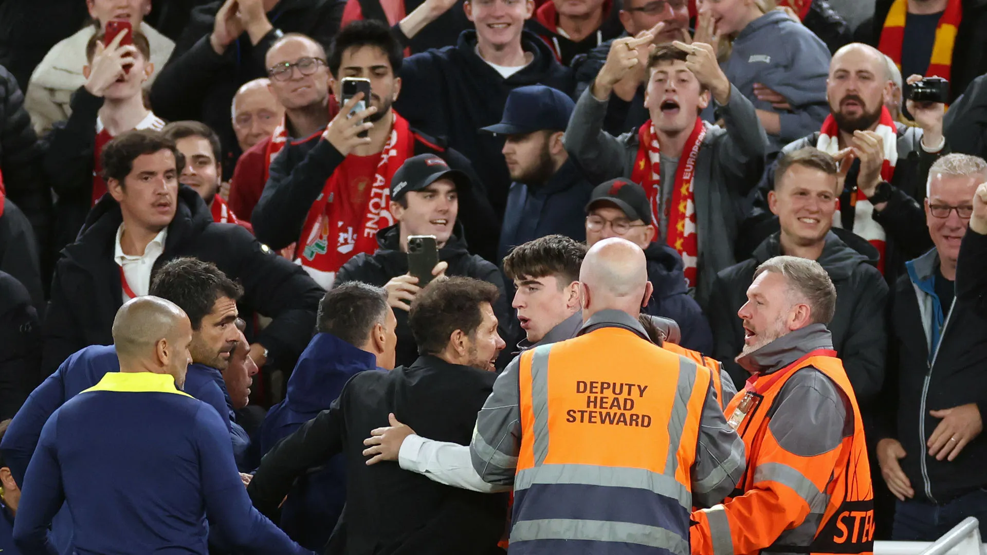 Virgil van Dijk ha segnato il gol vittoria negli ultimi secondi di partita e i tifosi del Liverpool seduti dietro Simeone hanno probabilmente esagerato nei festeggiamenti...