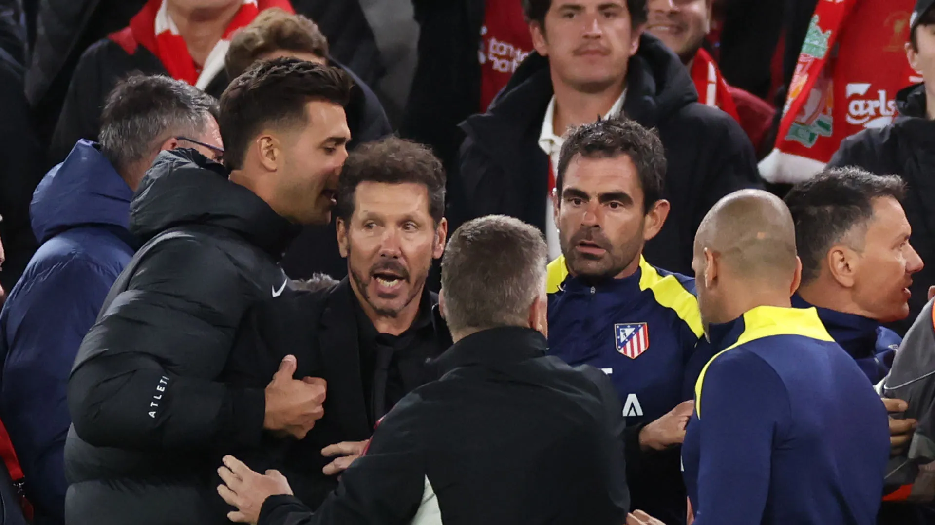 Ne è nata una lite che ha rischiato di degenerare, per fortuna c'erano gli steward
